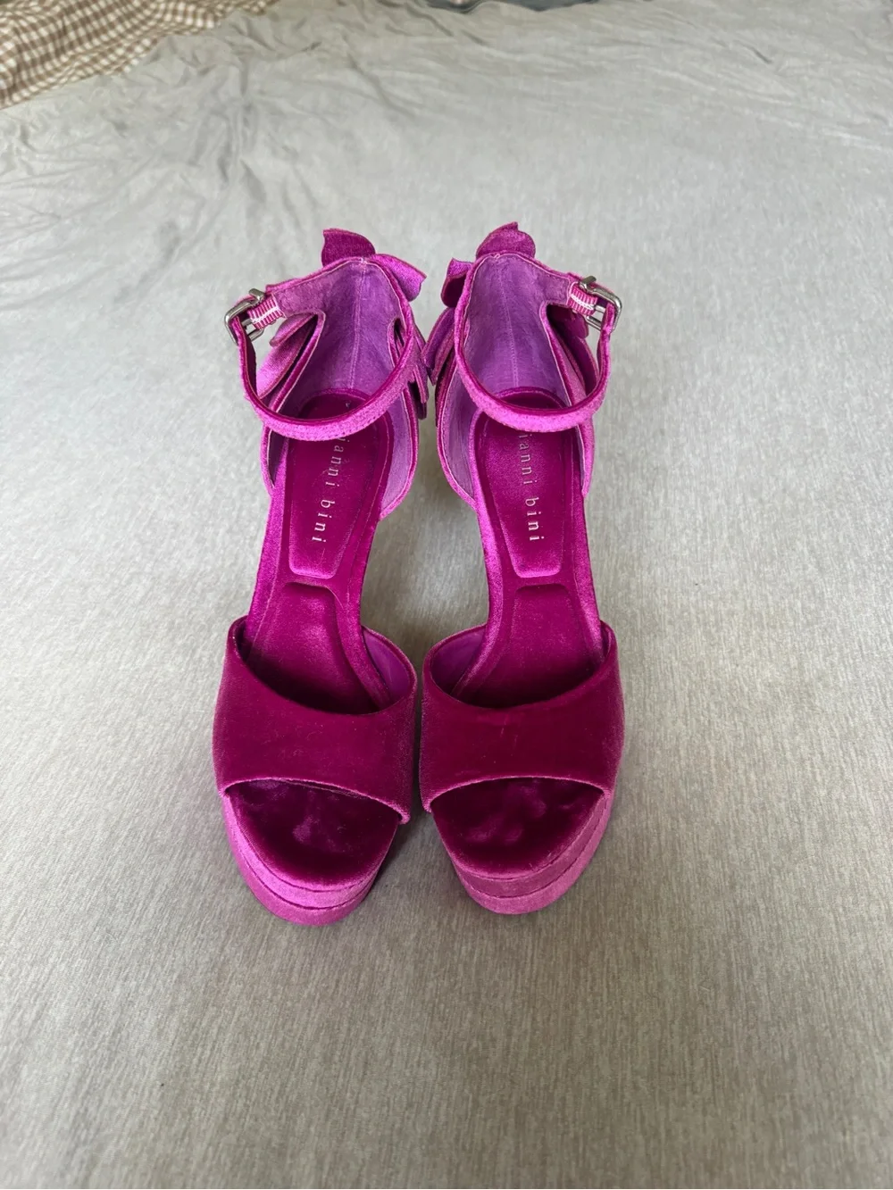 Gianni Bini Fuchsia Velvet Floral Rhinestone Platform Heels Ankle Strap Size 7.5